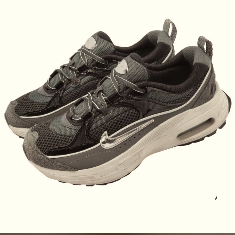 Women’s Nike air max bliss size 7.5 NEW walking, running, weightlifting shoes.